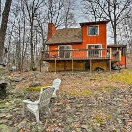 4 Mi to Tubing: Cozy Bushkill Cabin w/ Deck!，位于布什基尔的酒店