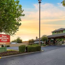 Best Western Plus Forest Park Inn，位于吉尔罗伊的酒店