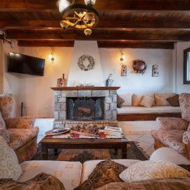 Chalet Renata 2 Livadi Arachovas，位于Kalívia的酒店
