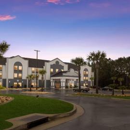 Best Western Bradbury Inn & Suites，位于佩里的酒店