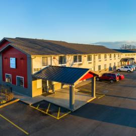 Hilltop Inn & Suites，位于Grove的酒店