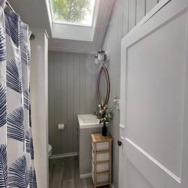 Spacious 1 Bedroom Cottage Close to Everything 1，位于Edgecomb的酒店