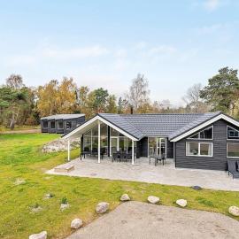 Luxury Beach Retreat in Væggerløse，位于博托比的酒店