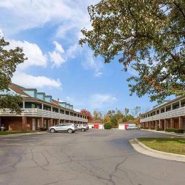 Travelodge by Wyndham Canton-Livonia Area, MI，位于坎顿的酒店