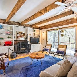 West Cornwall Cabin ~ 4 Mi to Covered Bridge!，位于West Cornwall的酒店