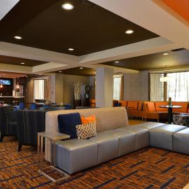 Courtyard by Marriott Bentonville，位于本顿维尔的酒店
