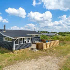 Beautiful Home In Hvide Sande With Wifi，位于比耶勒高的酒店