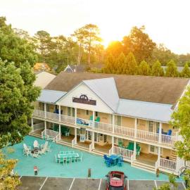 Canalside Inn，位于柏斯海滩的酒店