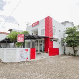 RedDoorz Syariah near GOR Bung Karno Nganjuk，位于Nganjuk的酒店