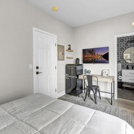 Single Bedroom - Queen Size. Heart of Downtown Vista