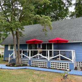 Cottage by the bay, sleeps 8 near Rehoboth beach，位于刘易斯的酒店