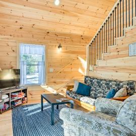 Maine Cabin Rental on Rangeley Lake!，位于兰奇利的酒店