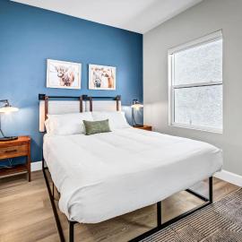 Single Bedroom - Queen Size. Heart of Downtown Vista
