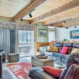 Cozy Conway Area Home ~ 4 Mi to Cranmore Mountain!，位于因特韦尔的酒店