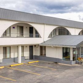 Howard Johnson by Wyndham Downtown Kamloops，位于坎卢普斯的酒店