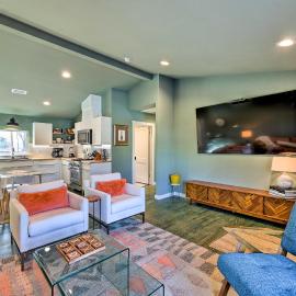 Modern Bentonville Home: Mountain Biker's Paradise，位于本顿维尔的酒店