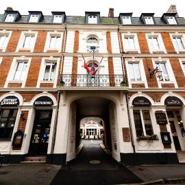 Le Lion dOr Hôtel de Charme et centre ville de Bernay，位于贝尔奈的酒店