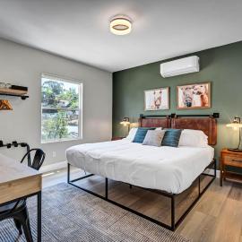 Two Bedroom - King in Master. Heart of Downtown Vista，位于维斯塔的酒店