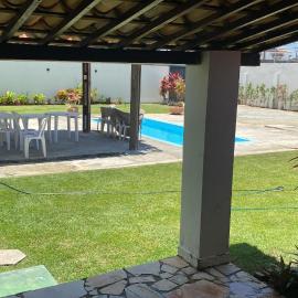 Casa aconchegante com piscina e muito espaço verde，位于阿拉卡茹的酒店