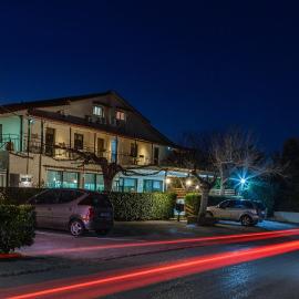 Jo Marinis Rooms，位于科林斯的酒店