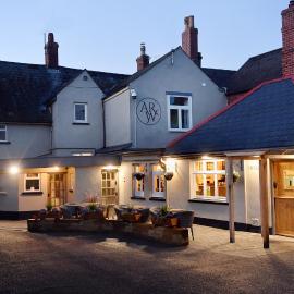 The Wallace Steakhouse with Rooms，位于阿斯克的酒店