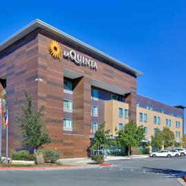 La Quinta Inn & Suites by Wyndham Lakeway,位于莱克韦的酒店