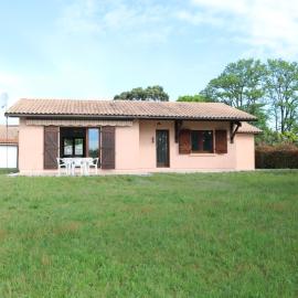 Maison Calme avec Jardin, Proche Lac et Centre, Animaux Bienvenus, Ménage Inclus - FR-1-319-408，位于桑吉内的酒店