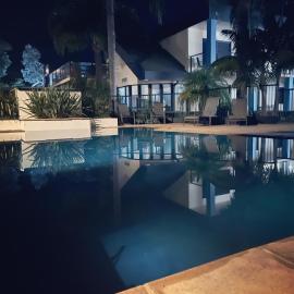 Nautilus Hamptons Style Beach Apartment Merimbula，位于梅林布拉的酒店