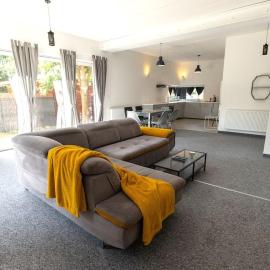 Modern 4 bedroom near Warsaw parking/wifi/200m2，位于马尔基的酒店