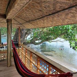 Borbon's Treehouse By the Sea，位于曼巴豪的酒店