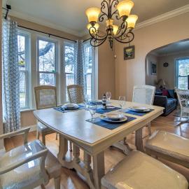 1 Block to Bridge Street: Lake Erie Vacation Home!，位于阿什塔比拉的酒店