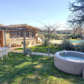 Casita con jacuzzi - Rectoria de Dosquers，位于Maia de Montcal的酒店