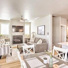 NEW! Cozy & Modern Spearfish Home Near Downtown!，位于斯皮尔菲什的酒店