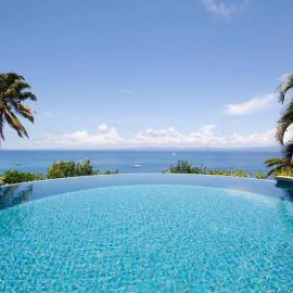 Beachfront Villa - House of Bamboo, Infinity Pool with Starlink，位于萨武萨武的酒店