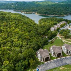 Cozy Lakeside Getaway - Outdoor Theater - Free Early Check-In- 4min to Silver Dollar City，位于布兰森的酒店