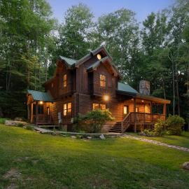 Jamesons Cabin! 8 Minutes to Wisp, HotTub, FirePit, Pets, EV Chgr