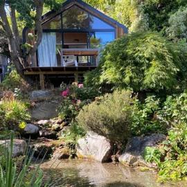 Central Wanaka Oasis, Tiny Home, Mountain Views & Spring Water，位于瓦纳卡的酒店