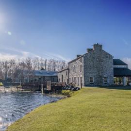 Borwick Lakes Holiday Caravan (Partial Lake View)，位于Borwick的酒店