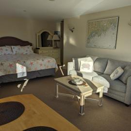 Riverfront 2nd floor with balcony Sheepscot Harbour Vacation Club Studio #210，位于Edgecomb的酒店