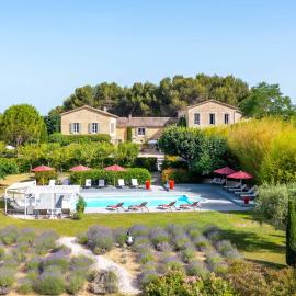 La Cour des sens, domaine d'hôtes- Spa piscine chauffée，位于拉聂的酒店