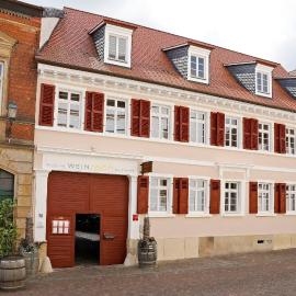 WEINreich, Gästezimmer & Weinstube，位于弗赖因斯海姆的酒店