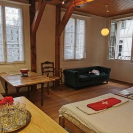 Simple Studio 36m2 in the Center of Burgdorf private Parking SMALL BATHROOM，位于布格多夫的酒店