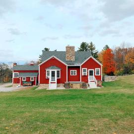 Historic Renovated Barn at Boorn Brook Farm - Manchester Vermont，位于曼彻斯特中心的酒店