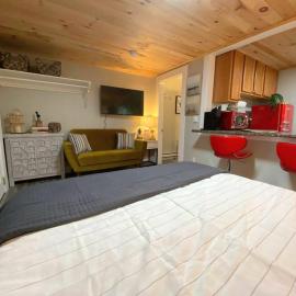 Cheerful Studio Close to Everything 12，位于Edgecomb的酒店