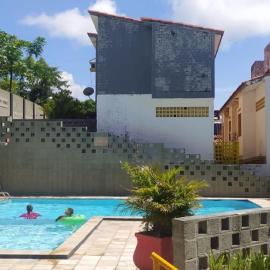 FLATS no Forte a 200m da praia, com 60 m2, 2 quartos com ar condicionado, cozinha completa, área de lazer, WIFI, piscinas, estacionamento, acomodam 8 pessoas, portaria 24H, ambiente familiar.，位于伊塔马拉卡的酒店