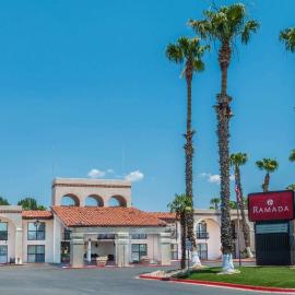 Ramada by Wyndham Las Cruces Hotel & Conference Center，位于拉斯克鲁塞斯的酒店