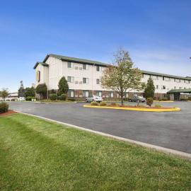 Super 8 by Wyndham Milwaukee Airport，位于密尔沃基的酒店