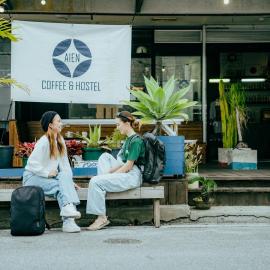 AIEN Coffee & Hostel，位于北谷町的酒店