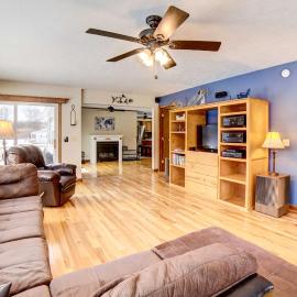 Waterfront Evart House on Chippewa Lake Channel，位于Evart的酒店