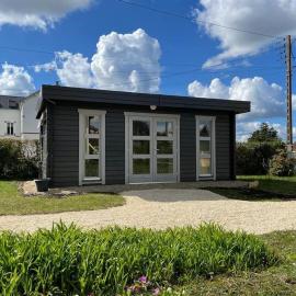 Tiny house toute équipée avec jardin，位于Saint-Florent-sur-Cher的酒店